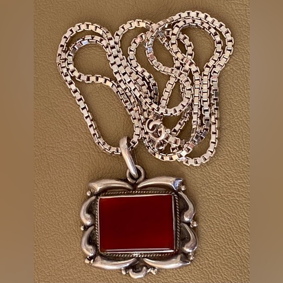 Beautiful sterling silver snd carnelian necklace on a 24” sterling box chain. - Picture 4 of 7